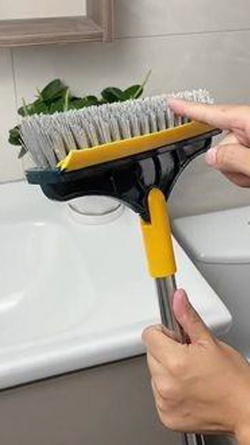 一面刷地一面刮水,邊邊縫縫溝溝角角都能清潔得到,衛(wèi)生間的一定要入一個
