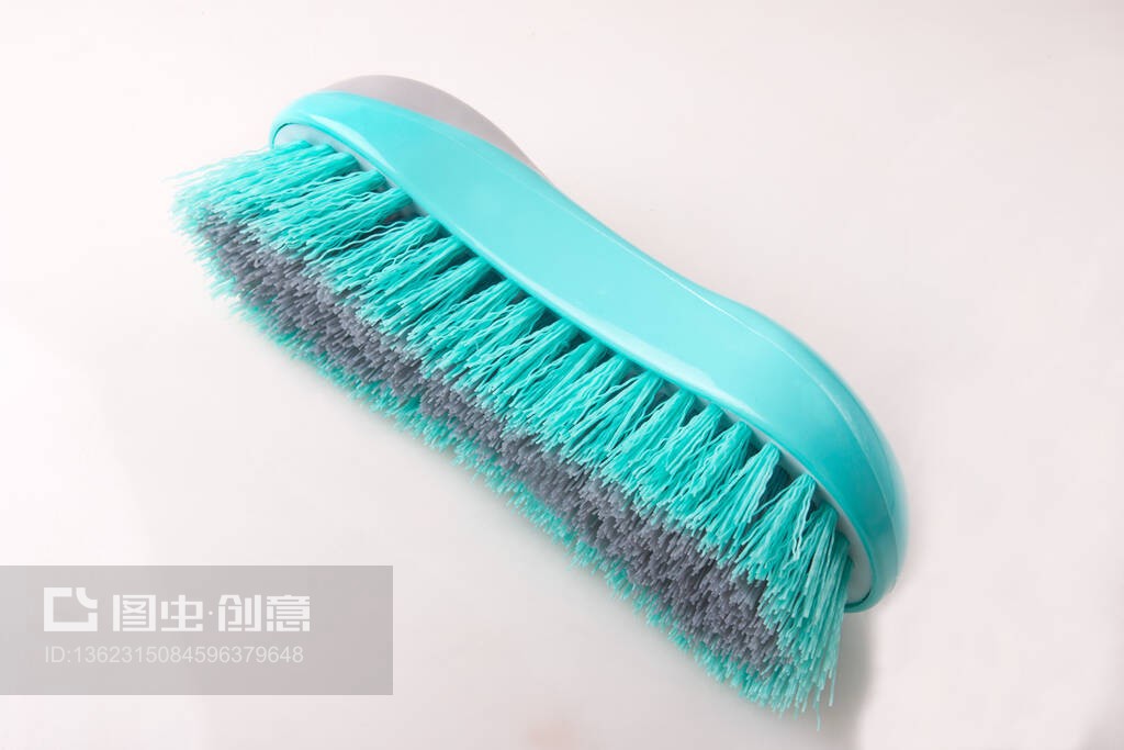 清潔地毯用塑料刷。家用合成刷子